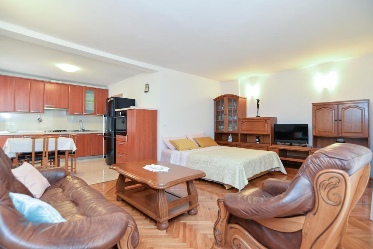 Apartment Snjezana 1064 Ровинь Экстерьер фото